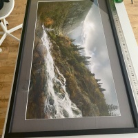 fotografia łabskiego wodospadu oprawiona w passe partout i drewnianą ramę