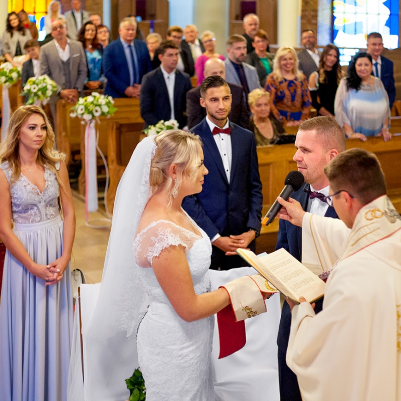 Ceremionia zaślubin w kosciele we Wrocławiu