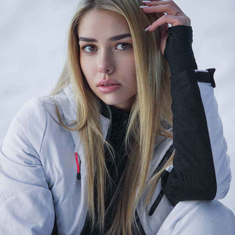 blondynka spogląda w obiektyw