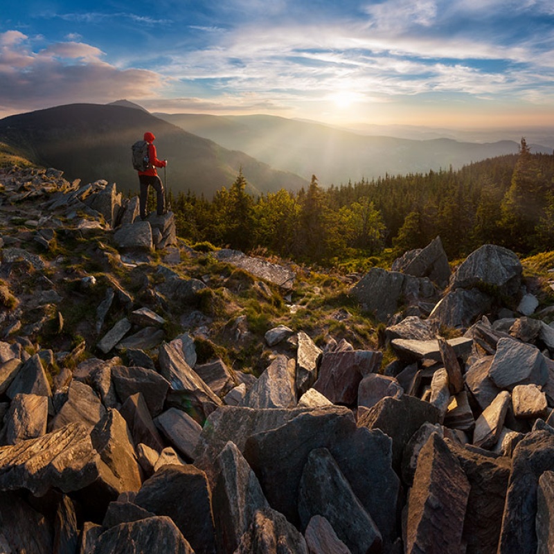 Panorama zachodu słońca nad Skalnym Stołem w Karkonoszach