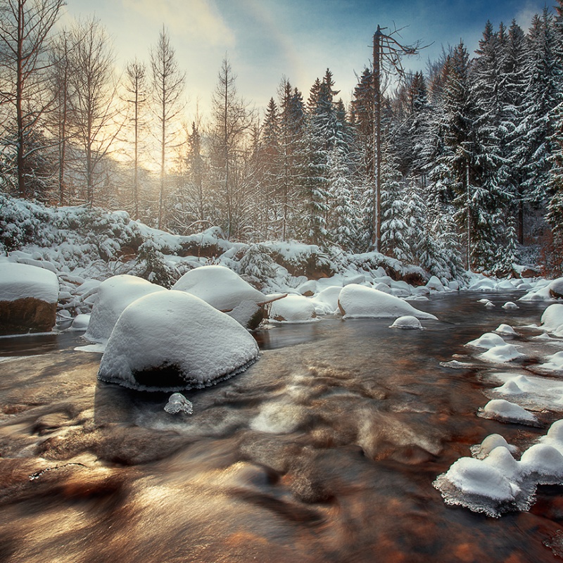 Widok na zimową scenerię nad rzeką Kamienną koło Szklarskiej Poręby